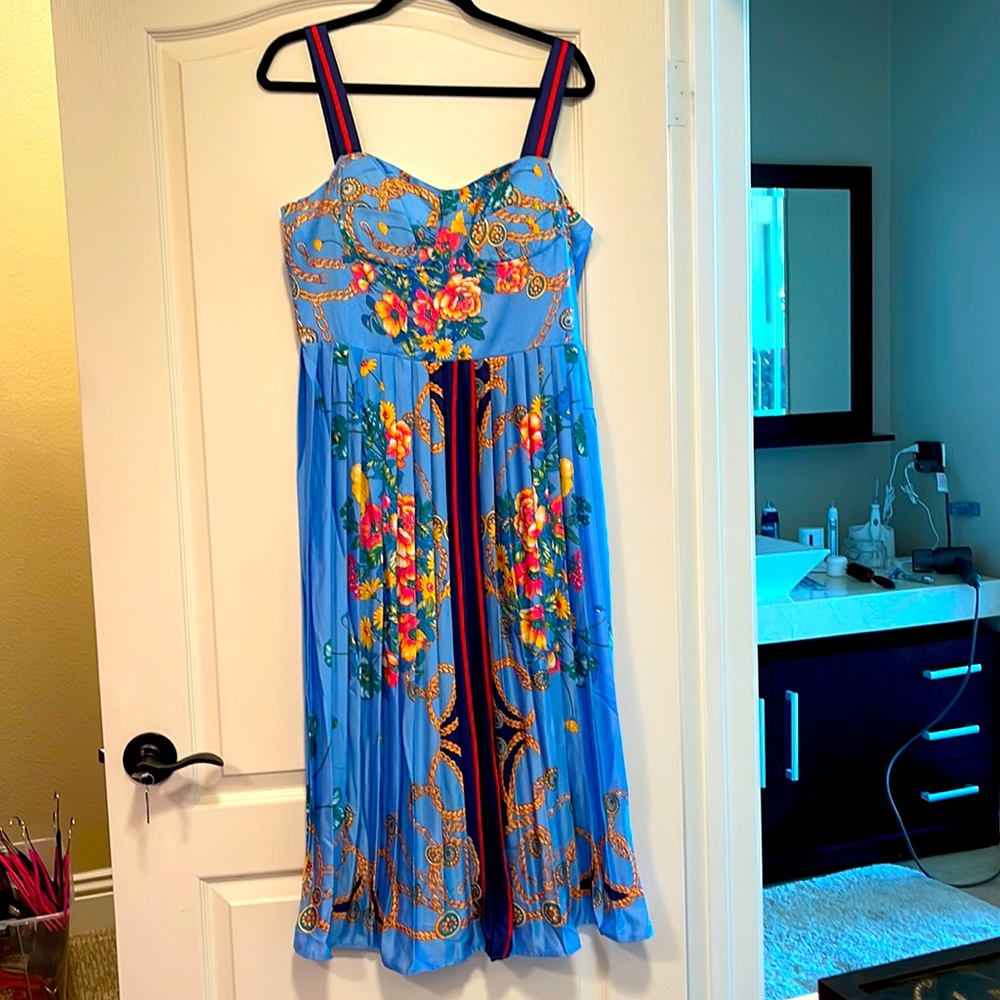 Gorgeous beautiful dress! Great for parties, and more!